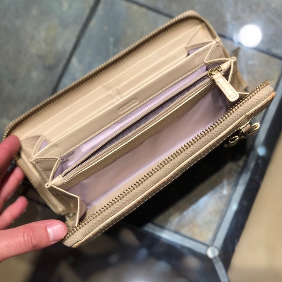 Coach Signature Accordion Zip Wallet - Gold/Khaki - Picture 4 of 7